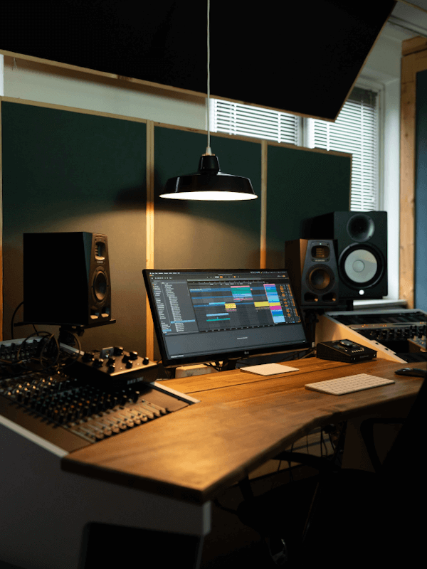 studio_desk_speaker_600x800